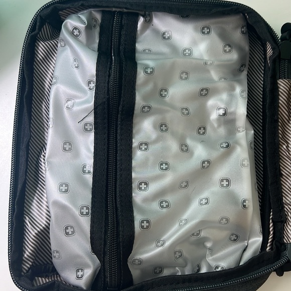 COPY - SwissGear Toiletry Tech Kit. NWT - Picture 5 of 10